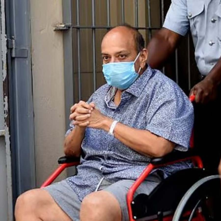 পঞ্জাব ন্যাশনাল ব্যাঙ্কের (পিএনবি) আর্থিক তছরুপ মামলায় অভিযুক্ত মেহুল চোক্সী ক্যানসারে আক্রান্ত। শারীরিক অসুস্থতার কারণ দেখিয়ে বেলজিয়ামের আদালতে তাঁর জামিনের আবেদন করা হবে, জানিয়েছেন চোক্সীর আইনজীবী বিজয় আগরওয়াল। তাঁকে ভারতে প্রত্যর্পণের বিরোধিতাও করা হবে বেলজিয়ামের আদালতে।