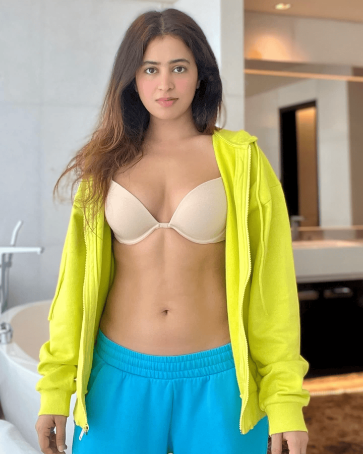 Smile se chamak uthi hai wajah tumhari.