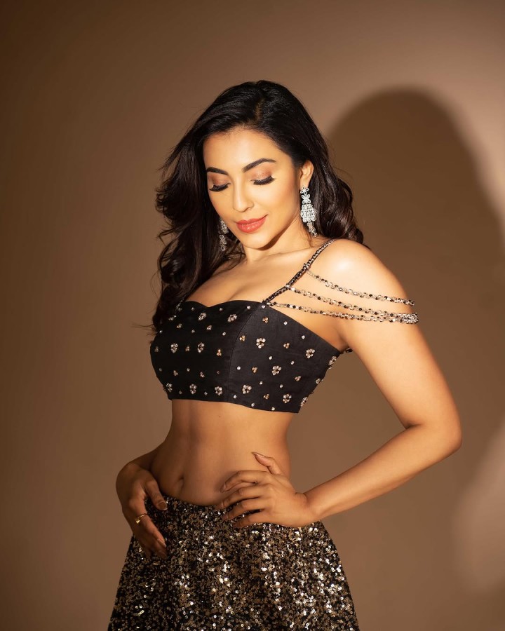 கண்ணாலே காதல் எழுதும் மாய அழகி!