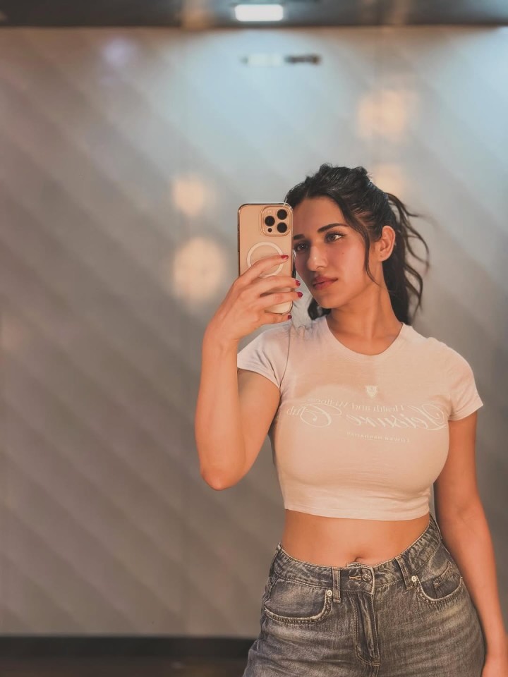 இனிக்கும் தேனேல்லாம் உன் இதழ்களாகிட முடியாது!