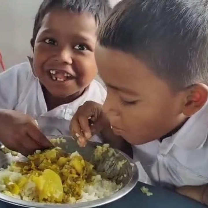 স্টিলের থালায় ভাতের উপরে ছড়ানো সয়াবিন-আলুর ঝোল। একই থালা থেকে ভাত মেখে খাচ্ছে দুই বালক। সন্দীপ সাহা, সোলেমান শেখ। সাম্প্রতিক পরিস্থিতির আবহে দুই বন্ধুর এক থালা থেকে ভাগ করে ভাত খাওয়ার দৃশ্যে মন জুড়িয়েছে অনেকের।