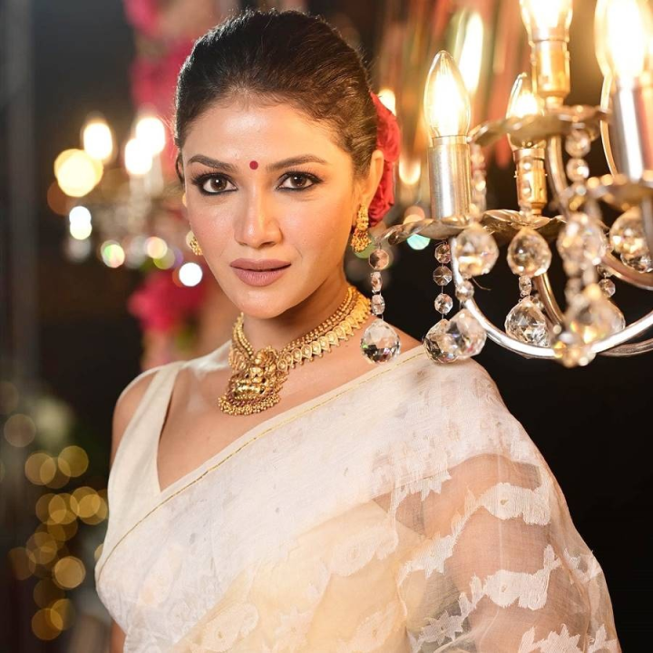 সন ১৪৩২ সৌরসেনীর মৈত্রের মুখে চিলতে হাসি ফোটাচ্ছে। তার ছটা সদ্য ক্যামেরাবন্দি। অভিনেত্রী কখনও সাদা, কখনও লাল আবার কখনও হলুদ পোশাকে সুন্দরী। এ বছর তিনি ব্যস্ত ‘আমার বস’ ছবির প্রচারে।