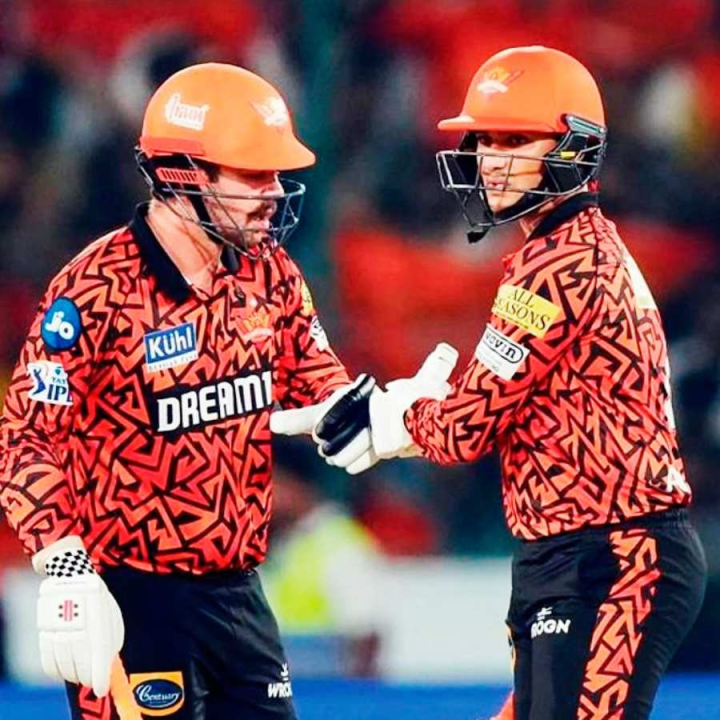 আইপিএলের দল সানরাইজার্স হায়দরাবাদ যেখানে রয়েছে, সেই হোটেলে লাগল আগুন। স্থানীয়দের বক্তব্য অনুযায়ী, সোমবার সকাল ৯টা নাগাদ আগুন লাগে।