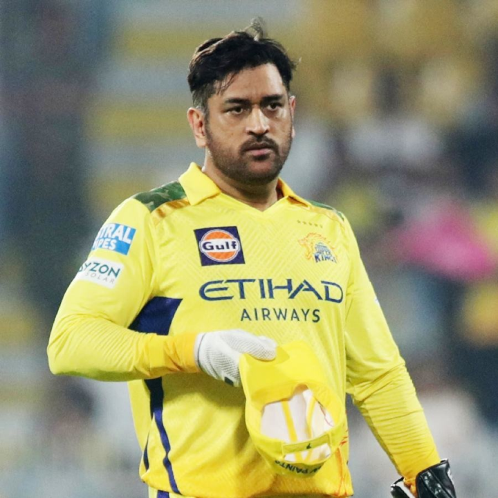 পাঁচ ম্যাচ পর জয়ে ফিরল চেন্নাই সুপার কিংস। মহেন্দ্র সিংহ ধোনির নেতৃত্বে আবার জয় পেল তারা। চেন্নাইয়ের বোলিং কোচ এরিক সিমন্স জানালেন, দলে ধোনির দায়িত্ব শুধু নেতৃত্ব দেওয়া নয়। সেই সঙ্গে চেন্নাই কী ভাবে ক্রিকেট খেলবে, সেটাও ঠিক করে দেন ভারতের প্রাক্তন অধিনায়ক।