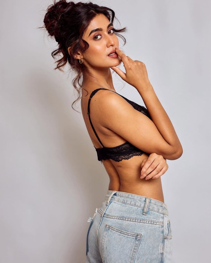 அழகோட அடிச்சு விழவைக்கிற Fashion Queen!