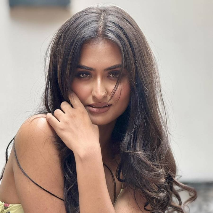 নিজেতে নিজেই মত্ত অভিনেত্রী শিঞ্জিনী চক্রবর্তী। জানিয়েছেন, গায়ের রংই তাঁর অলঙ্কার। সদ্য নতুন ধারাবাহিক ‘চিরসখা’য় খলনায়িকা হিসাবে যোগ দিয়েছেন।