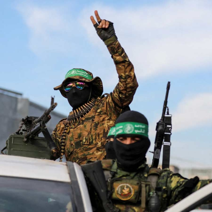 মিশর ও কাতারের মধ্যস্থতায় ৪৫ দিনের নতুন যুদ্ধবিরতির শর্ত দিয়েছে নেতানিয়াহুর দেশ। বলা হয়েছে, গাজ়ায় হামাস যে ১১ জন ইজ়রায়েলি পণবন্দিকে ধরে রেখেছে, তাঁদের সকলকে একসঙ্গে মুক্তি দিতে হবে।