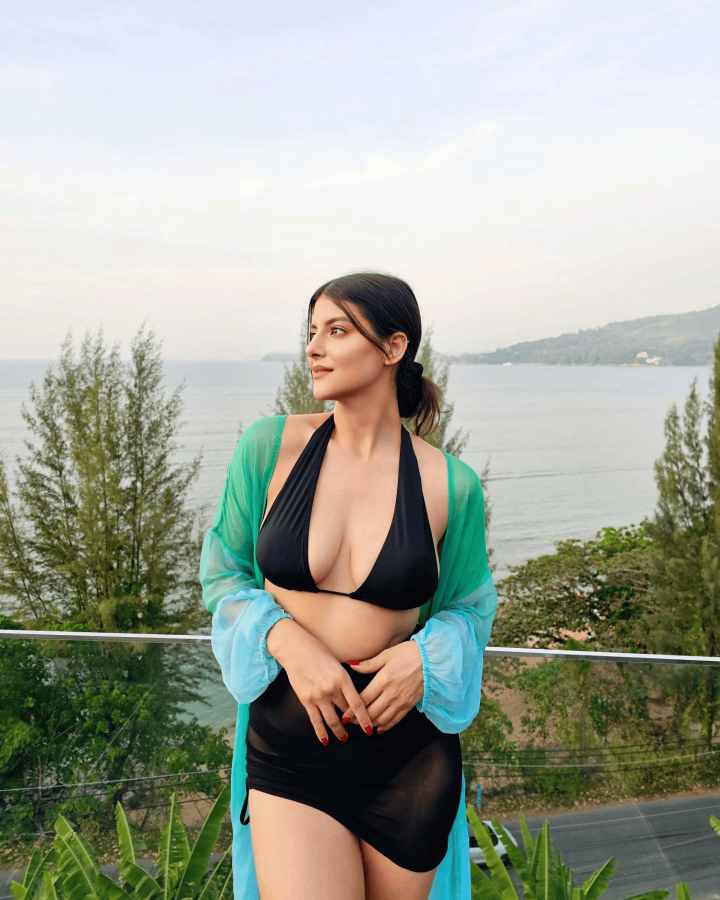 Khubsurat hai tu, aur bhi khubsurat lagti hai.