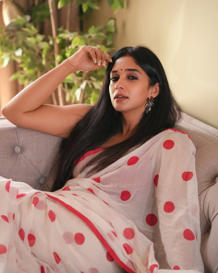 இனிக்கும் தேனேல்லாம் உன் இதழ்களாகிட முடியாது!