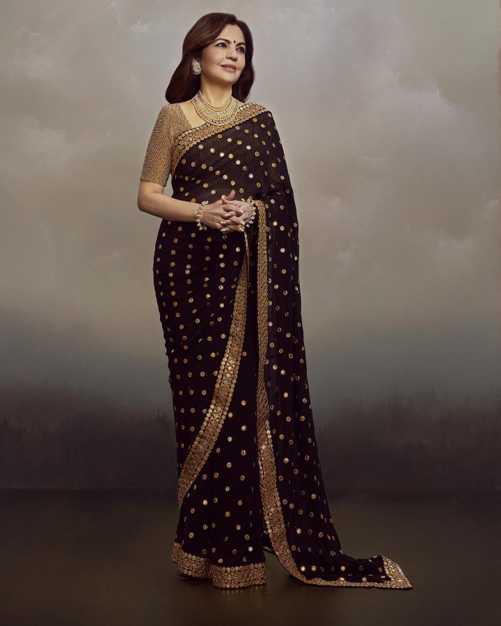 For this special occasion, she chose one of her vintage AJSK sarees that she had worn at the Art Institute of Chicago several years ago. She looked elegant as ever in the ensemble adorned with Gota dots flowing all over its pure georgette base. She completed the look with a traditional potli handcrafted by India’s skilled artisans.