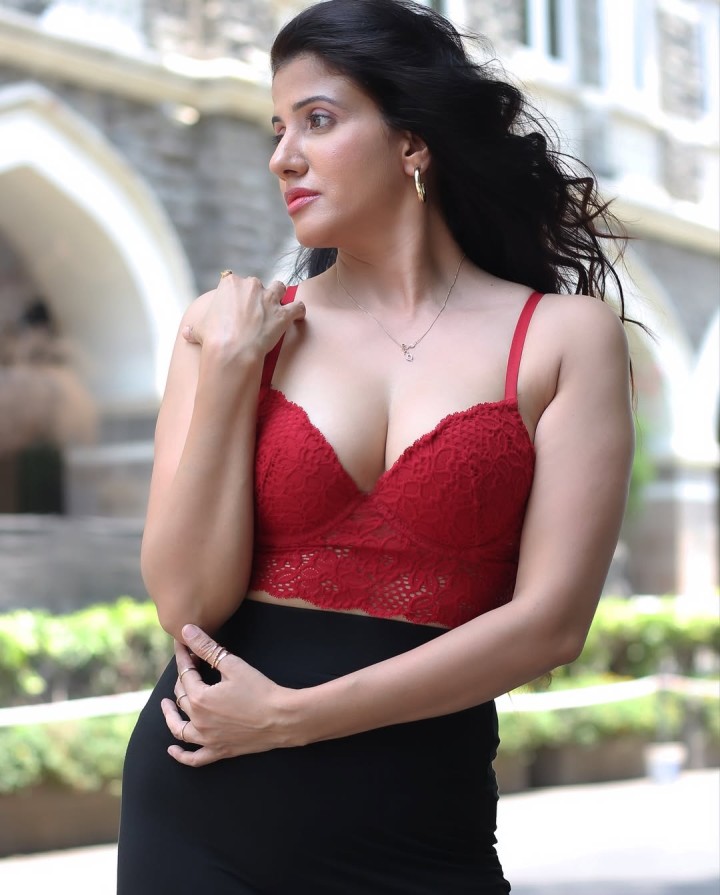 அழகோட அடிச்சு விழவைக்கிற Fashion Queen!