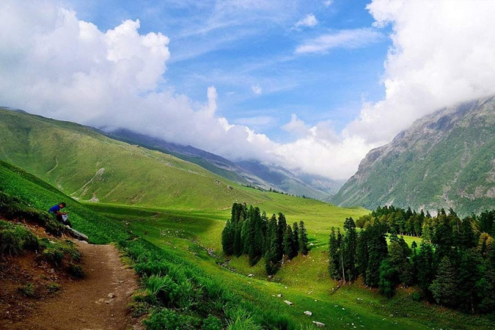 হিমাচল প্রদেশের স্বল্পচেনা ঠিকানা পাব্বর উপত্যকা আপনাদের ভ্রমণ তালিকায় জায়গা করে নিতেই পারে।