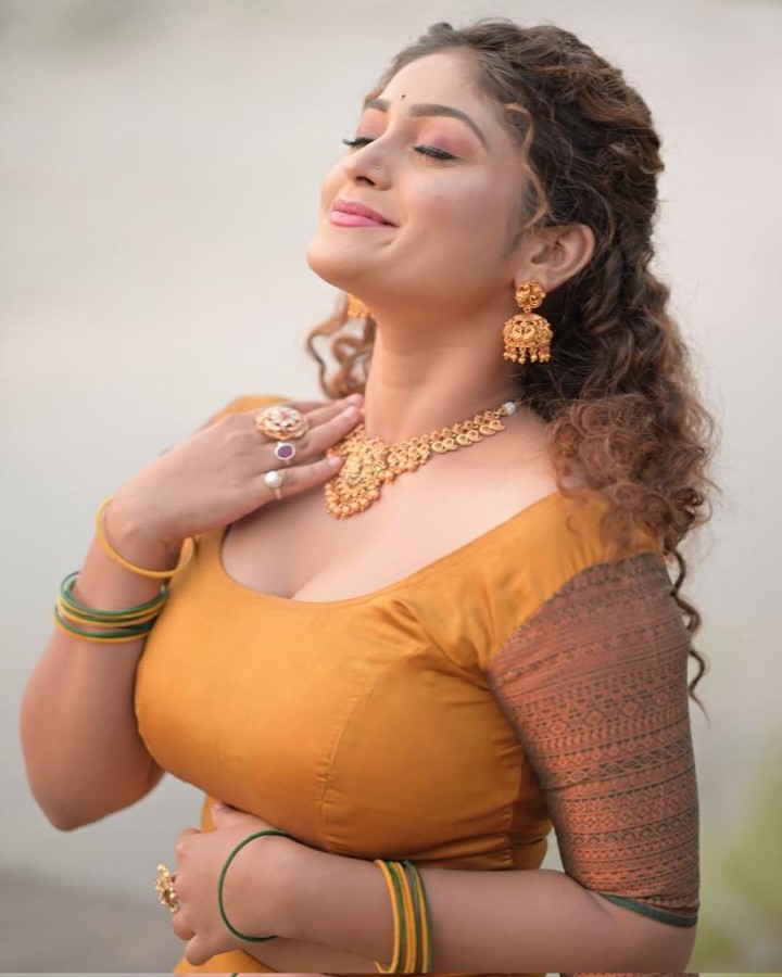 அழகிய பூ முகம் காணவே ஆயுள் தான் போதுமோ