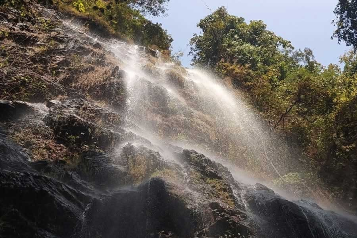 বর্ষায়  ঝিকিরা জলপ্রপাতের রূপ  আরও সুন্দর হয়ে ওঠে।