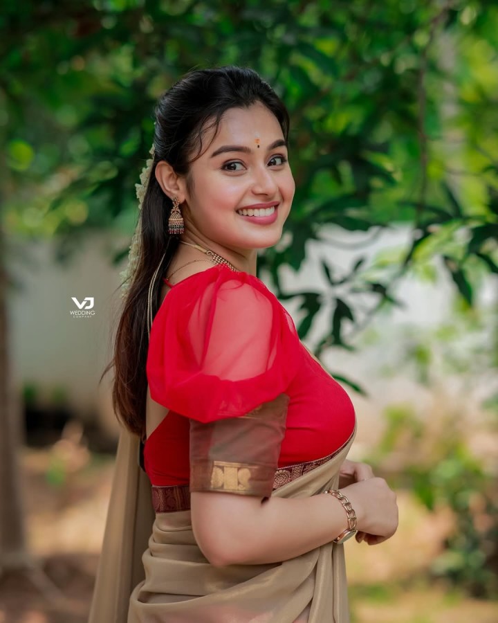 சேலையில் சூப்பரா இருக்காங்க!!