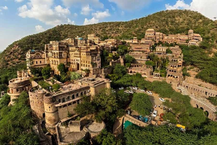 দিল্লি থেকে কয়েক ঘণ্টার দুরত্বে অবস্থিত আলওয়ার ঘুরে নিতে পারেন।