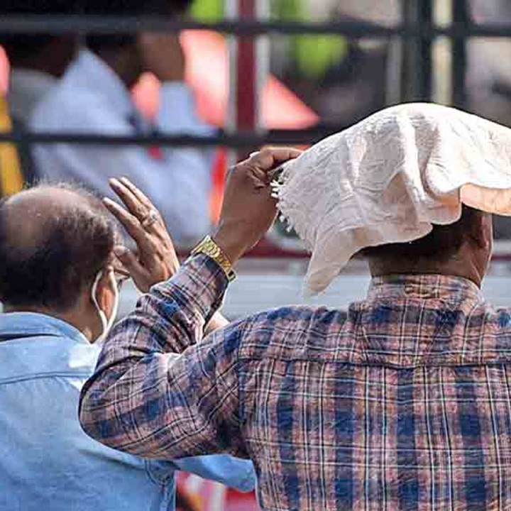 আগামী দু’দিন তাপপ্রবাহ চলবে দক্ষিণবঙ্গের জেলায় জেলায়। তাপমাত্রা ইতিমধ্যেই অনেক জায়গায় ৪০ ডিগ্রির গণ্ডি ছাড়িয়ে গিয়েছে। তা আরও বাড়তে পারে।