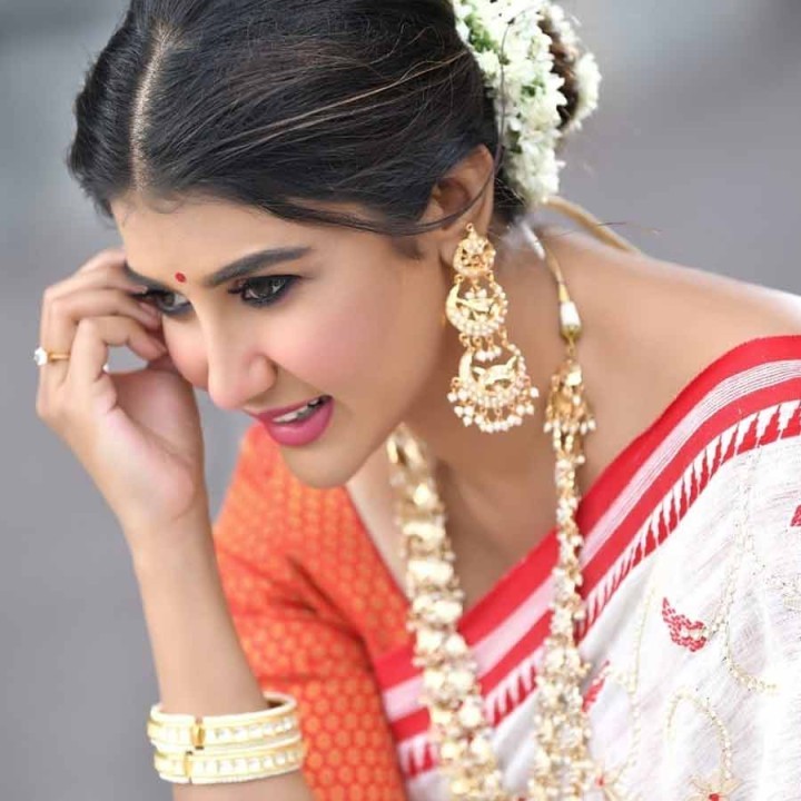 সাবেকি সাজে অভিনেত্রী পার্নো মিত্র।