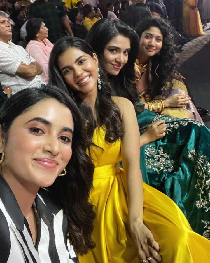 Indulo Mi Fav actress Evaru ?