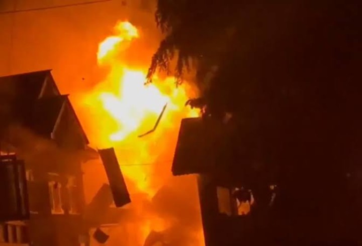 কাশ্মীরে বিস্ফোরণে ওড়ানো হল পহেলগাঁও হামলায় যুক্ত লশকর জঙ্গির বাড়ি! বুলডোজ়ারে ভাঙা পড়ল আর এক জঙ্গির বাড়ি।