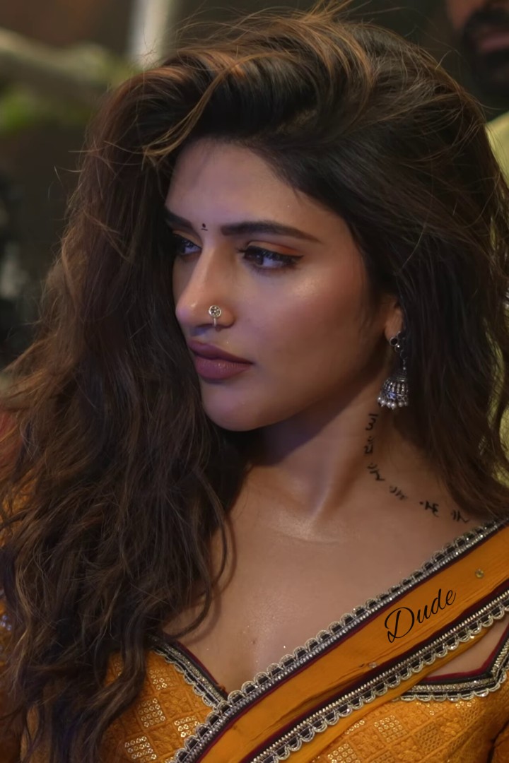 லேட்டஸ்ட் லுக்