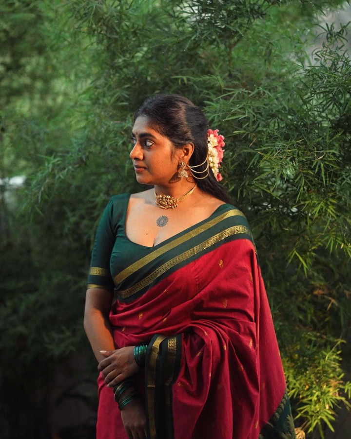 இதயத்தை அழகால் பற்ற வைத்த அழகி!