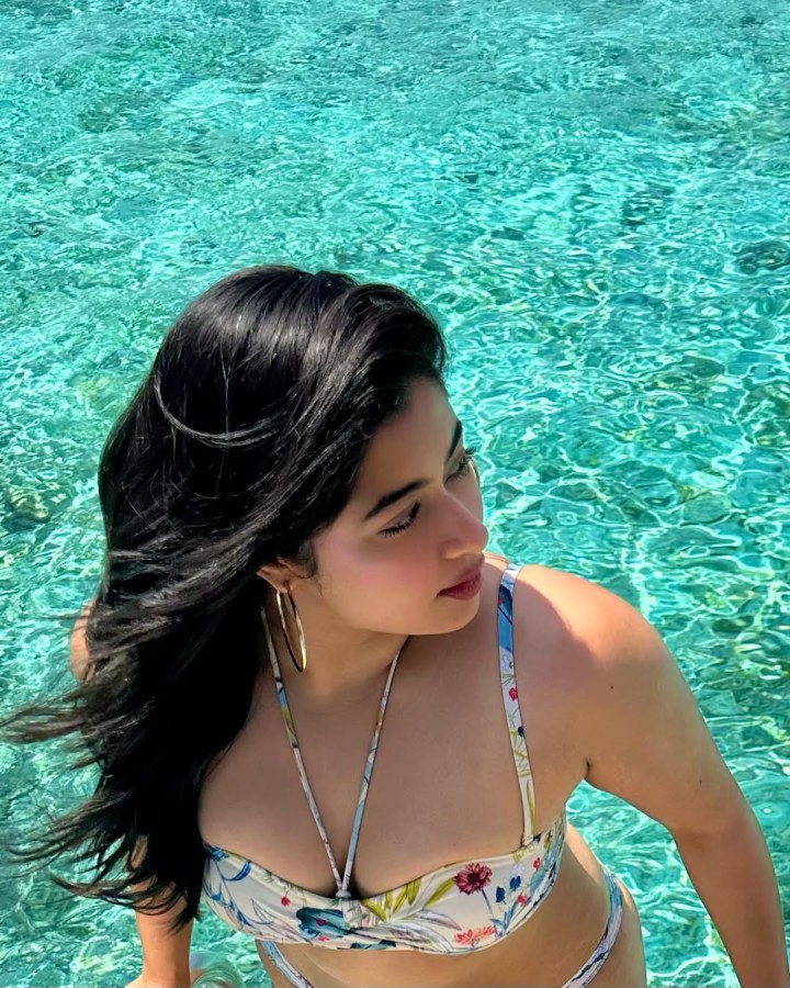 பூக்களே சற்று ஓய்வெடுங்கள்…அவள் வந்துவிட்டாள்…