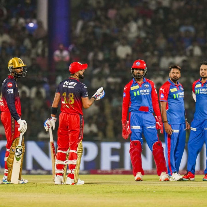 কোহলি এবং রাহুলের মধ্যে কী কারণে তর্কাতর্কি হয়েছিল তা জানা যায়নি। হঠাৎই দেখা যায় রাহুলকে উত্তেজিত ভাবে কিছু বলছেন কোহলি। রাহুলও কিছু বলেন।