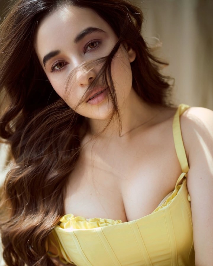 அழகோட அடிச்சு விழவைக்கிற Fashion Queen!