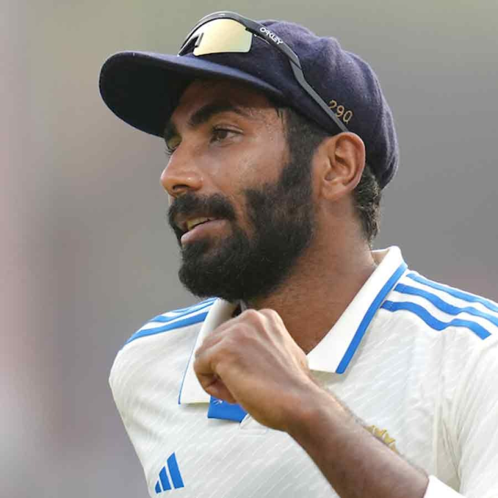 আইপিএল শেষ হলেই ইংল্যান্ডে উড়ে যাবে ভারতীয় দল। সেখানে ইংল্যান্ডের বিরুদ্ধে পাঁচটি টেস্ট খেলার কথা ভারতের। সেখানে বুমরাহকে দিয়ে টানা পাঁচটি টেস্ট না খেলানোর পরামর্শ দিলেন শাস্ত্রী।