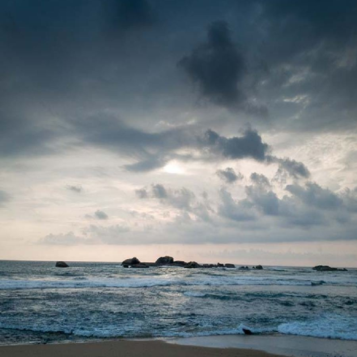 সমুদ্র উপকূলের জন্য বিশেষ সতর্কবার্তা জারি করা হয়েছে। রবিবার থেকে মঙ্গলবার পর্যন্ত পশ্চিমবঙ্গ এবং উত্তর ওড়িশা উপকূলে ঘণ্টায় ৪০ থেকে ৬০ কিলোমিটার বেগে হাওয়া বইতে পারে।