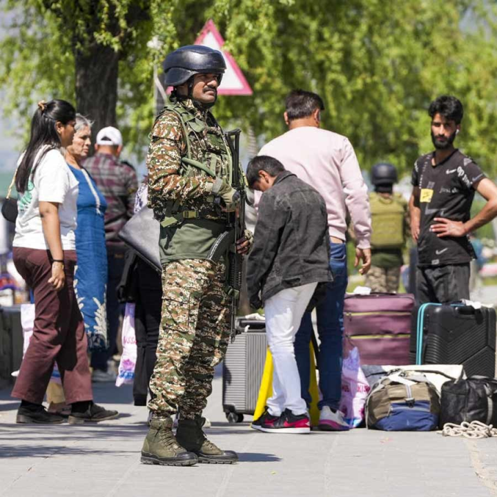 জম্মু-কাশ্মীরে আবারও জঙ্গিহানার আশঙ্কা! তার জেরে তড়িঘড়ি কাশ্মীরের ৪৮টি পর্যটন কেন্দ্র বন্ধ করে দিল সে রাজ্যের সরকার। সর্বভারতীয় সংবাদমাধ্যম সূত্রে খবর, ঝুঁকি এড়াতে কাশ্মীরের মোট ৮৭টি পর্যটনস্থলের মধ্যে ৪৮টি-ই সাময়িক ভাবে বন্ধ করে দেওয়া হয়েছে।
