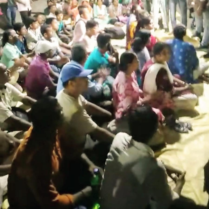 ওএমআরে গলদ থাকায় ‘যোগ্য’দের তালিকা থেকে আগেই বাদ গিয়েছে তাঁদের নাম। গত বৃহস্পতিবার থেকে তালিকায় নাম না-থাকা শিক্ষকেরা দফায় দফায় স্কুল সার্ভিস কমিশনের অফিসের সামনে বিক্ষোভ দেখাচ্ছেন।