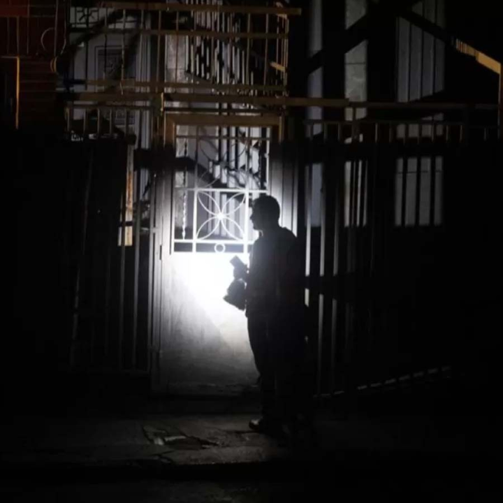 স্পেন, ফ্রান্স এবং পর্তুগালের বিস্তীর্ণ এলাকায় সোমবার ভোর থেকেই দেখা দিয়েছে ব্যাপক বিদ্যুৎবিভ্রাট। যার ফলে কার্যত বিদ্যুৎবিহীন হয়ে পড়েছেন লক্ষ লক্ষ মানুষ। একাধিক গুরুত্বপূর্ণ বিমানবন্দর অচল হয়ে গিয়েছে, চলছে না মেট্রোও।