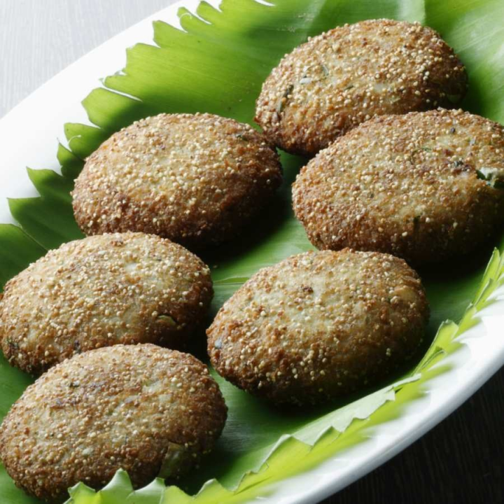 বাঙালির হেঁশেলের অনেক রান্নাই লুপ্তপ্রায়। পোস্তর যে কত রকম রান্না হয়, তার ইয়ত্তা নেই। সেই সব রন্ধনপ্রণালীর অনেক কিছুই হারিয়ে গিয়েছে। তার মধ্যে একটি পোস্তর বড়ার টক।