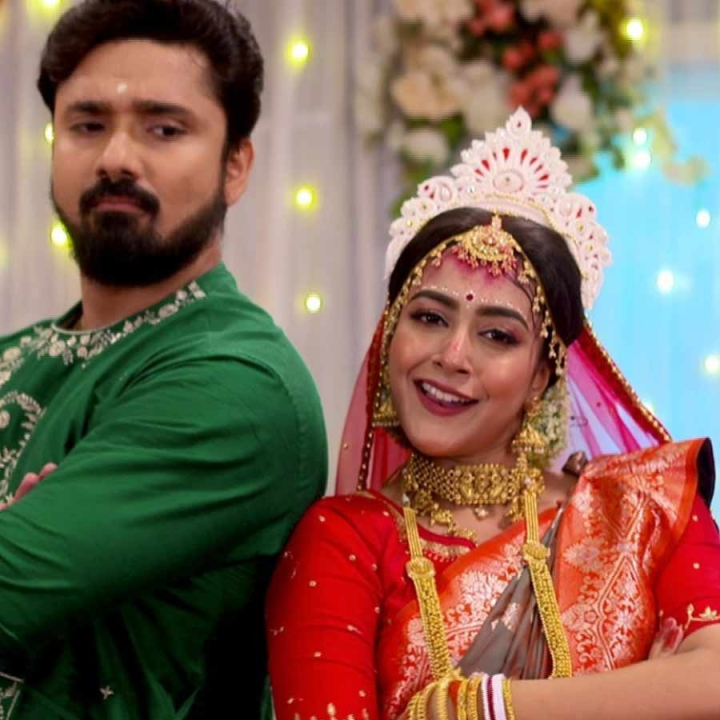 ‘তুই আমার হিরো’ ধারাবাহিকে চলছে টানটান উত্তেজনা। শাক্যজিৎ আর আরশির বিয়ে হয়ে গিয়েছে। কিন্তু তার পর কোন দিকে মোড় নেবে তাদের জীবন?