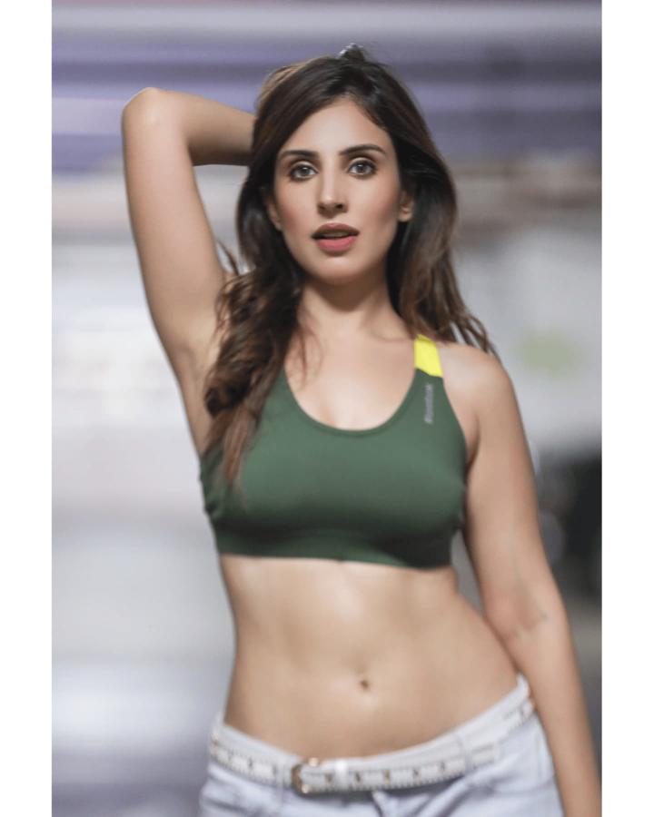 Meri tasveer mein meri personality jhalak rahi hai