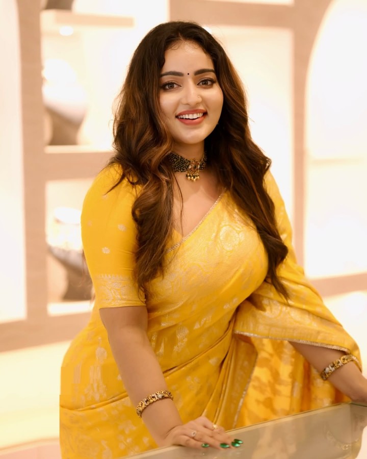 മാളവിക ഫാൻസ്‌ ഉണ്ടോ ഇവിടെ ?