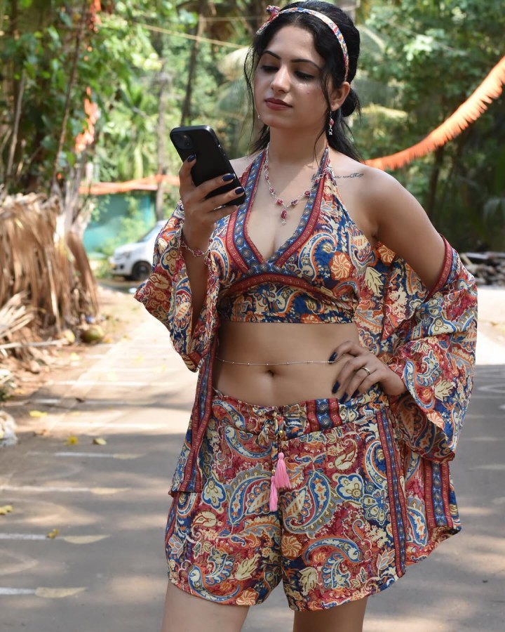 வானவில் கூட வெட்கப்படுது – அவளோட ட்ரெஸ்ஸை பாத்து!