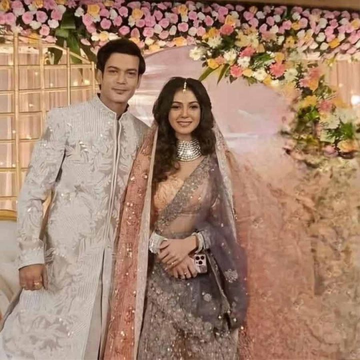 চিত্রনাট্য বদলে দিয়ে জীবনের গল্প নিজেই লিখলেন অভিষেক বসু। পর্দার নায়িকাকে নয়, খলনায়িকাকে বেছে নিলেন জীবনসঙ্গিনী। ‘ফুলকি’ ধারাবাহিকের নায়ক মঙ্গলবার সাতপাকে বাঁধা পড়লেন শার্লি মোদকের সঙ্গে।