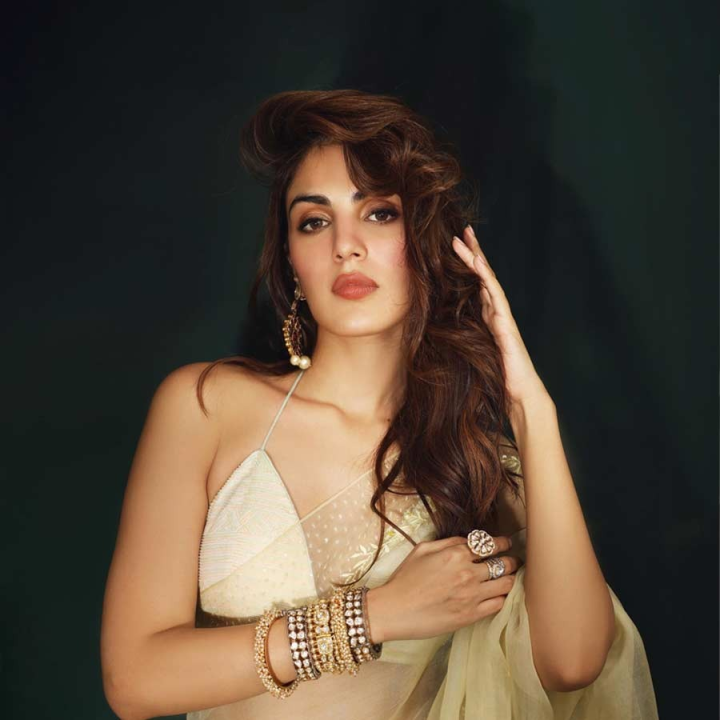 আদালতে রেহাই পাওয়ার পরে স্বস্তিতে রিয়া চক্রবর্তী। কিন্তু গত কয়েক বছরে তার উপর দিয়ে বহু ঝড় বয়ে গিয়েছে। সম্প্রতি এক সাক্ষাৎকারে এমনই দাবি করেছেন রিয়ার দীর্ঘ দিনের বন্ধু ও গায়িকা শিবানী দন্ডেকর।