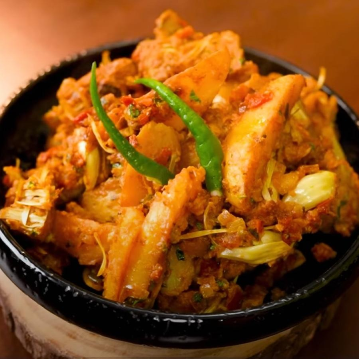 অতিথিদের চমকে দিতে মেনুতে থাক কিছু অন্য রকম মোচড়। এমন কিছু যা কিছুটা চেনা আর কিছুটা অচেনা। তেমনই এক খাবার এঁচোড়ের আম কাসুন্দি।