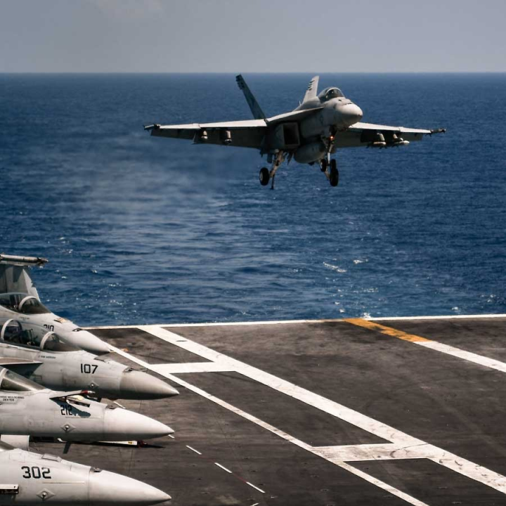 ইয়েমেনে জঙ্গিদমন অভিযানে গিয়ে ছ’কোটি ডলারের যুদ্ধবিমান হারাল মার্কিন সেনা! হুথি বিদ্রোহীদের ছোড়া ক্ষেপণাস্ত্র এড়াতে মার্কিন বিমানবাহী যুদ্ধজাহাজ ইউএসএস হ্যারি এস ট্রুম্যান হঠাৎ বাঁক নেওয়াতেই সোমবার এই বিপত্তি ঘটেছে বলে পেন্টাগন জানিয়েছে।