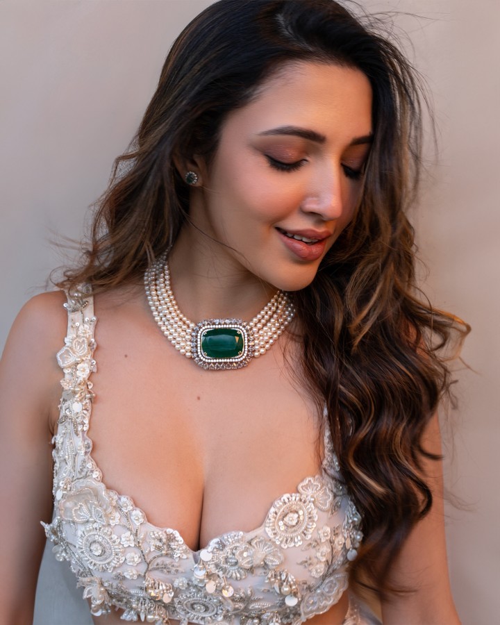 Tere liye meri pyaar bhari nazar, mere jeevan ki roshni