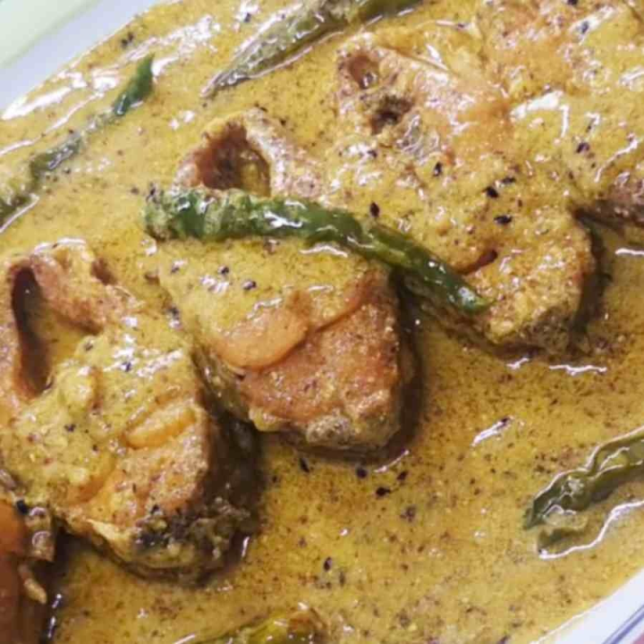 কালিয়া হোক বা পাতুরি, অথবা মুচমুচে করে ভাজা ফিশ ফ্রাই— বহু রূপেই ভেটকি জয় করেছে বাঙালির মন। এবার বাঙালির এক চিরকালীন ভেটকি রান্না ভেটকির চারমৌলিই করে দেখতে পারেন।