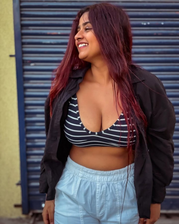 சும்மா தக தகன்னு மின்னுறீங்க!!