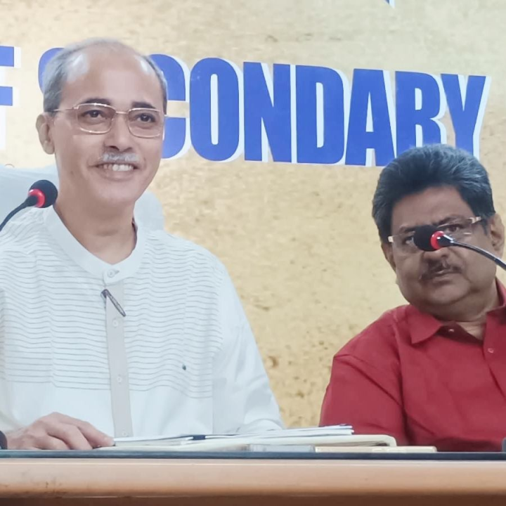 মাধ্যমিকে পাশের হারে শীর্ষে পূর্ব মেদিনীপুর। তার পর যথাক্রমে কালিম্পং, কলকাতা এবং পশ্চিম মেদিনীপুর রয়েছে।