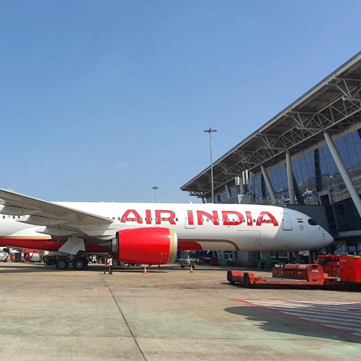 পলেহগাঁও হত্যাকাণ্ডের জেরে ভারত-পাক উত্তেজনার পারদ চড়েছে। দু’দেশই একে অপরের বিরুদ্ধে একগুচ্ছ কূটনৈতিক এবং বাণিজ্যিক পদক্ষেপ করেছে। যার অন্যতম হল, আকাশসীমা ব্যবহারে নিষেধাজ্ঞা। ভারতীয় বিমান সংস্থাগুলির জন্য পাকিস্তান তাদের আকাশপথ বন্ধ করায় বিপুল ক্ষতির আশঙ্কা করেছে এয়ার ইন্ডিয়া।