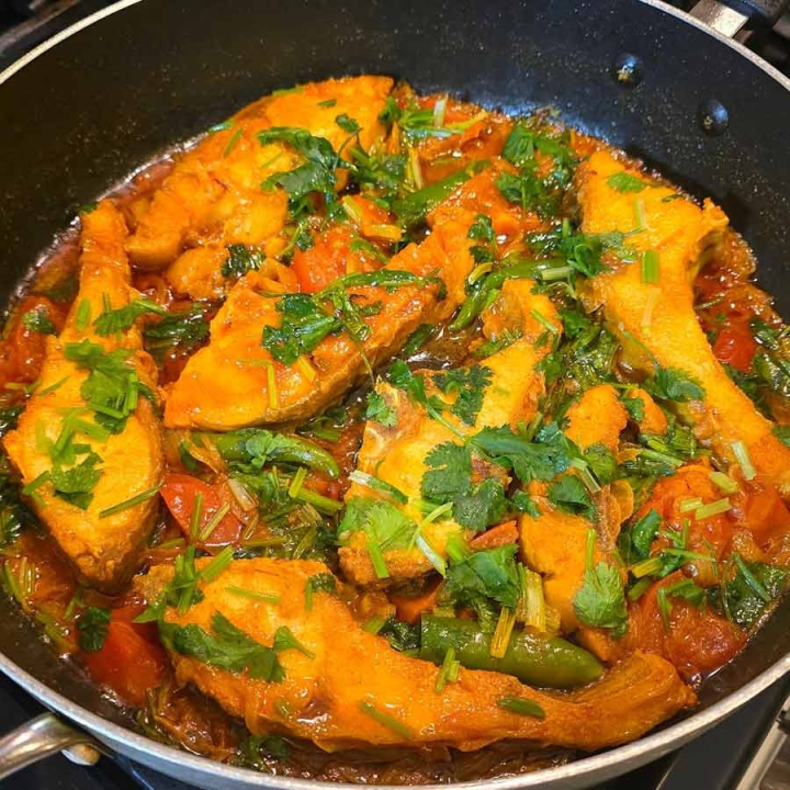 ঝোল নয়। মাখোমাখো ঝাল। মশলা কষিয়ে রুই ভুনা রাঁধলে গরম ভাতে অসাধারণ লাগবে। ও পার বাংলার অতি পছন্দের এই রান্নাটি ঘটিবাড়িতেও বেশ রসিয়েই রাঁধতে তো কোনও বাধা নেই!