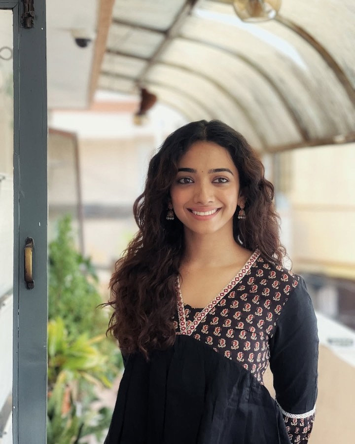 நிலவும் கூட இவளின் நகலே...